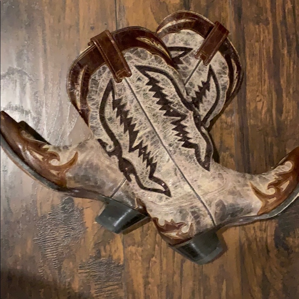 Size 8 beautiful Corral cowboy boots.